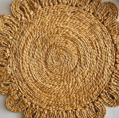 Rustic Radiance – Petal-Edged Jute Table Mat