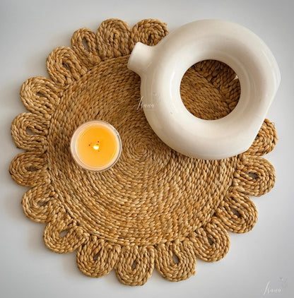 Rustic Radiance – Petal-Edged Jute Table Mat