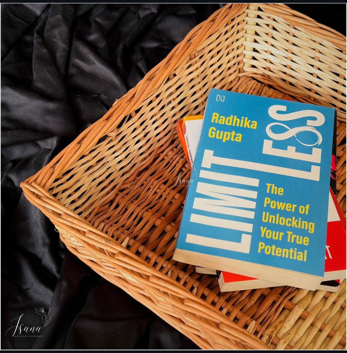 📦 RusticNest Willow Storage Tray