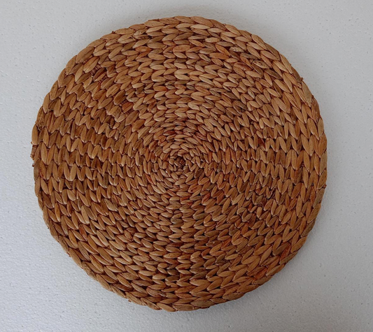 EcoRound Harmony – Handwoven Water Hyacinth Dining Mat